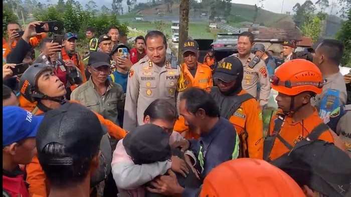 Tangis haru pertemuan pendaki wanita yang hilang dengan kedua orangtuanya di Kabupaten Purbalingga, Selasa (8/10/2024).