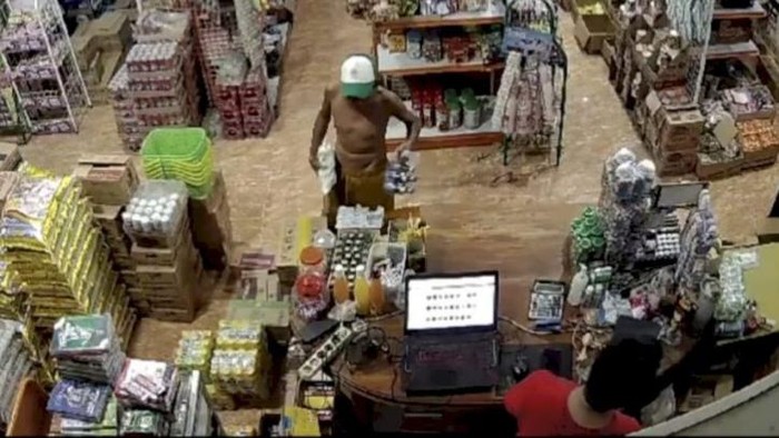 Tangkapan layar CCTV yang merekam aksi PN memalak pemilik toko dalam keadaan mabuk di Kupang, NTT.