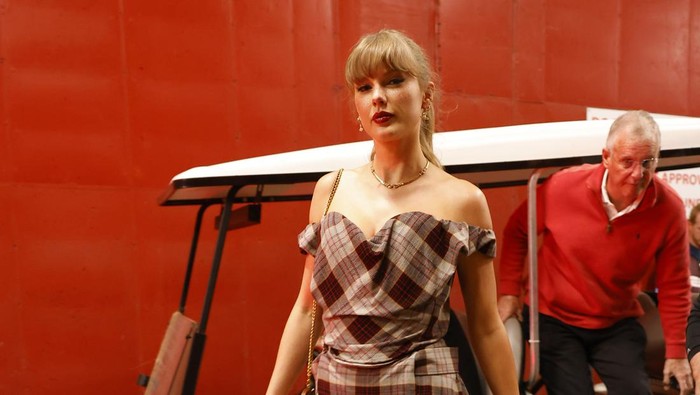 KANSAS CITY, MISSOURI - OCTOBER 07: Taylor Swift arrives prior to a game between the Kansas City Chiefs and the New Orleans Saints at GEHA Field at Arrowhead Stadium on October 07, 2024 in Kansas City, Missouri. (Photo by David Eulitt/Getty Images)