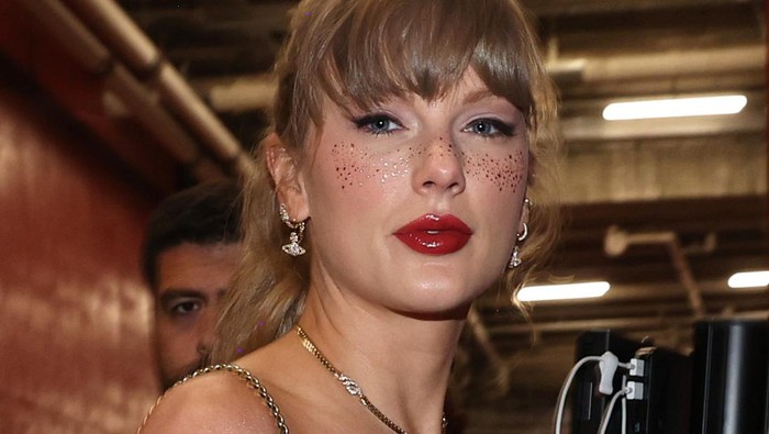 KANSAS CITY, MISSOURI - OCTOBER 07: (EDITORS NOTE: Retransmission with alternate crop.) Taylor Swift arrives prior to a game between the Kansas City Chiefs and the New Orleans Saints at GEHA Field at Arrowhead Stadium on October 07, 2024 in Kansas City, Missouri. (Photo by Jamie Squire/Getty Images)