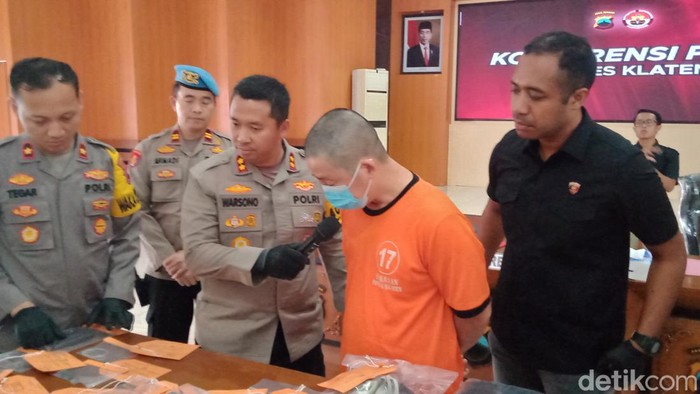 Tersangka ganjal ATM, inisial W (53) yang ditangkap Polres Klaten, Selasa (8/10/2024).