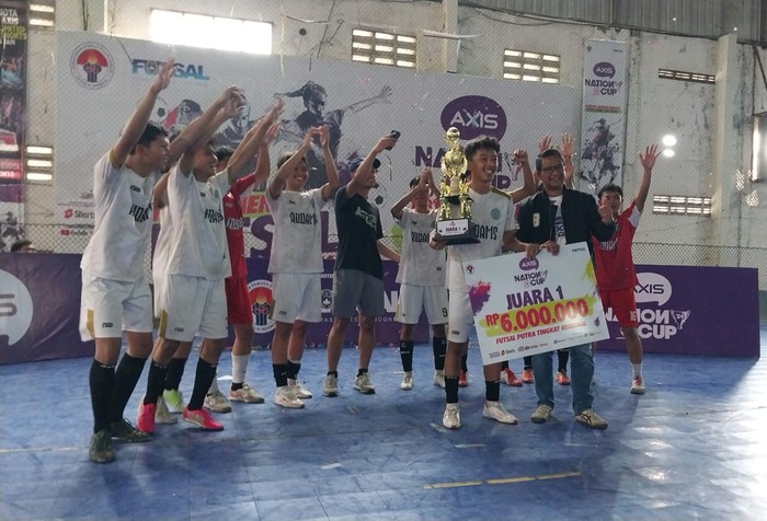 Tim futsal putra SMAN 2 Kota Batu menerima trofi dan hadiah juara pertama yang diberikan langsung oleh perwakilan AXIS.
