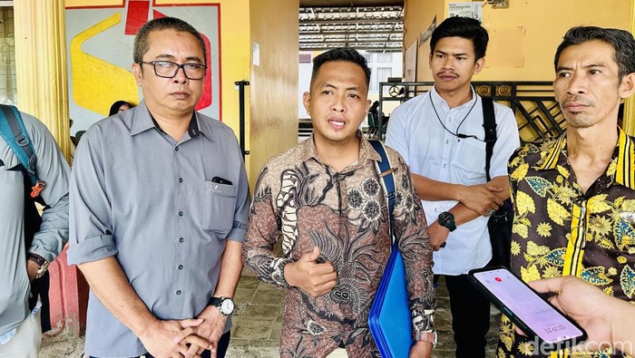 Tim Hukum Suwardi-Selle Laporkan Tim Pemenangan Mapparemma-Adawiah soal bagi-bagi uang ke Bawaslu.