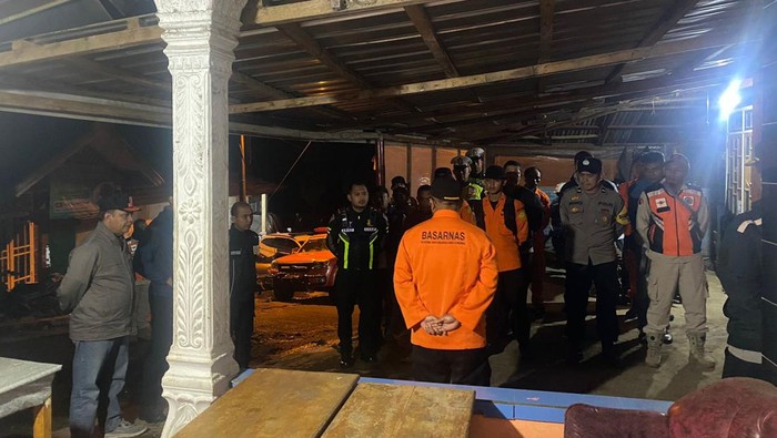 Tim SAR gabungan bersiap melakukan pencarian terhadap pendaki wanita yang diduga tersesat di jalur pendakian Gunung Slamet, Kabupaten Purbalingga, Selasa (8/10/2024) dini hari.