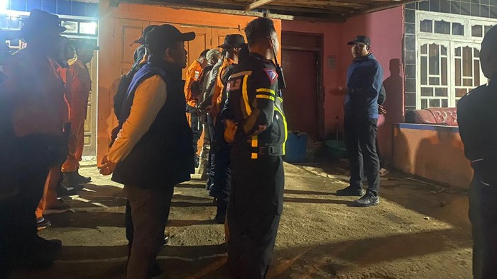 Tim SAR gabungan bersiap melakukan pencarian terhadap pendaki wanita yang diduga tersesat di jalur pendakian Gunung Slamet, Kabupaten Purbalingga, Selasa (8/10/2024) dini hari.