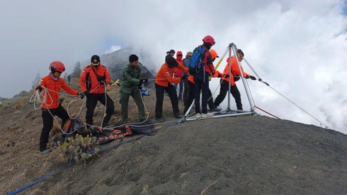 Tim SAR gabungan saat melakukan pencarian terhadap pendaki asal Jakarta yang hilang di Gunung Rinjani, Lombok, Nusa Tenggara Barat, Selasa (08/10/2024) (ANTARA/HO-Humas SAR Mataram)