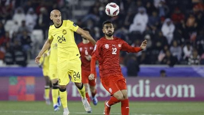 Malaysias midfielder #24 Natxo Insa and Bahrains midfielder #12 Ali Hassan vie for a header during the Qatar 2023 AFC Asian Cup Group E football match between Bahrain and Malaysia at the Jassim bin Hamad Stadium in Doha on January 20, 2024. (Photo by KARIM JAAFAR / AFP)