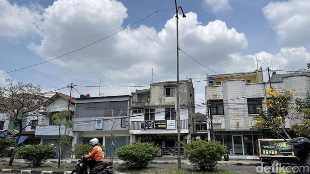 Toko Bahagia tempat Mudhah menyaksikan insiden pesawat latih jatuh di Jalan Jamika. Lokasi toko ini berseberangan dengan TKP kecelakaan pesawat
