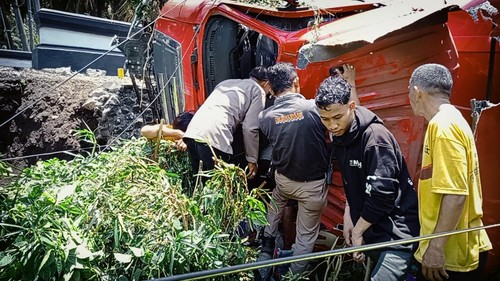 Truk terguling di Jalan Denpasar-Gilimanuk, tepatnya di Banjar Dalem, Desa Gumbrih, Kecamatan Pekutatan, Kabupaten Jembrana, Selasa (8/10/2024). (Foto: Dok. Polsek Pekutatan)