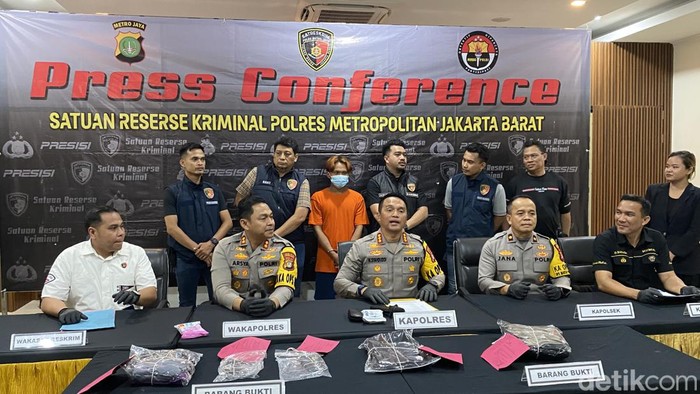 Tukang rongsok berinisial SPS (22) tersangka pemerkosaan anak dihadirkan dalam konferensi pers di Mapolres Metro Jakarta Barat (Devi/detikcom)
