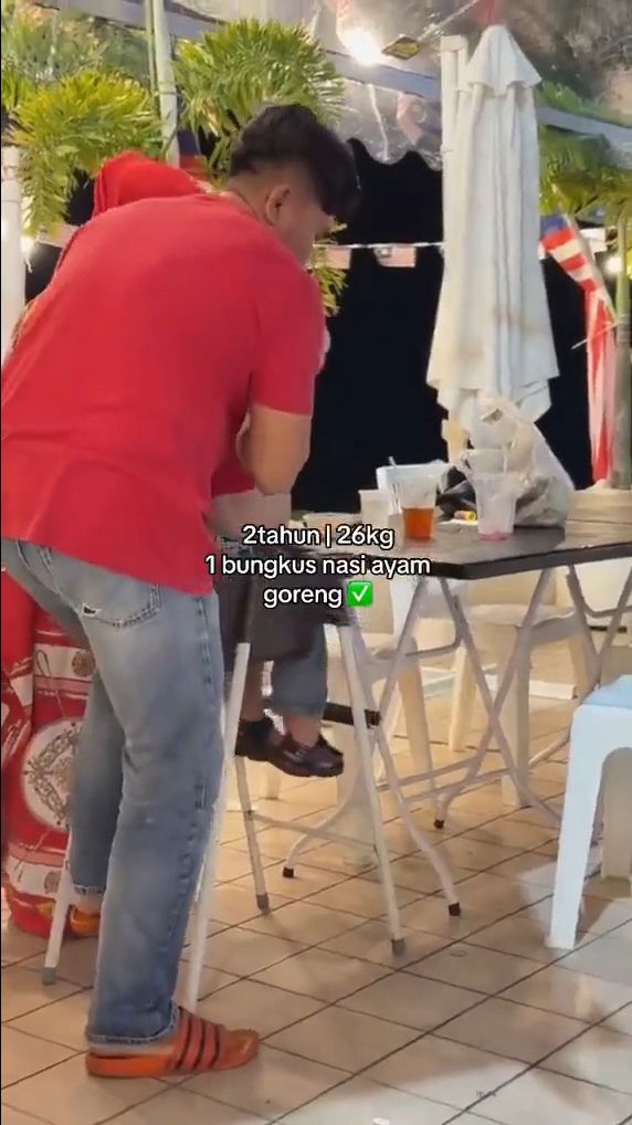 Video Bocah Berusia 2 Tahun Makan Nasi Bungkus Ini Bikin Orang Khawatir