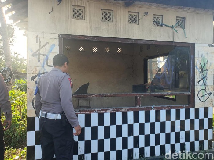 Polisi saat mendatangi lokasi pos polisi simpang empat Munggi, Semanu, Gunungkidul, yang dirusak orang tak dikenal, Selasa (8/10/2024).