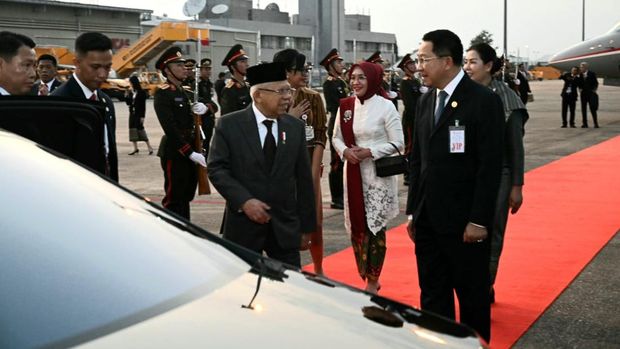 Wakil Presiden Ma'ruf Amin tiba di Vientiane, Laos untuk agenda Konferensi Tingkat Tinggi (KTT) ke-44 dan ke 45 ASEAN. Wapres disambut oleh pejabat negeri Laos (Foto: Dok. Setwapres)