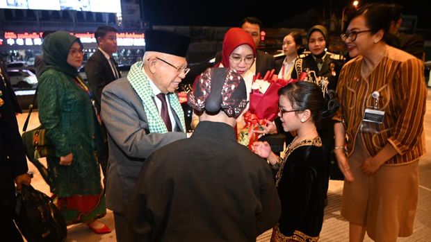 Wakil Presiden Ma'ruf Amin tiba di Vientiane, Laos untuk agenda Konferensi Tingkat Tinggi (KTT) ke-44 dan ke 45 ASEAN. Wapres disambut oleh pejabat negeri Laos (Foto: Dok. Setwapres)