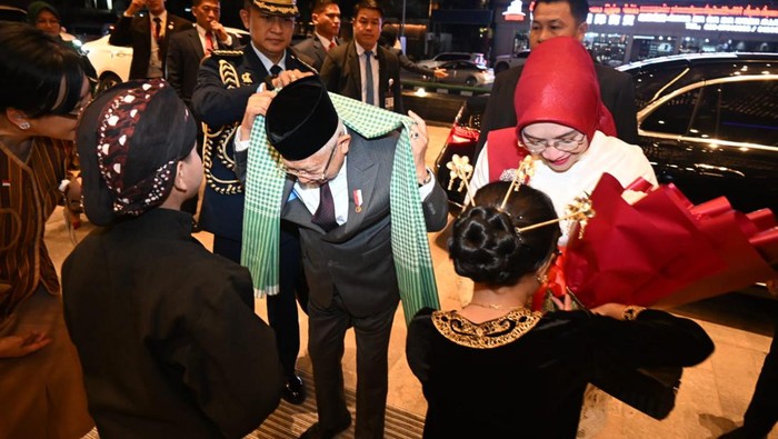 Wakil Presiden Maruf Amin tiba di Vientiane, Laos untuk agenda Konferensi Tingkat Tinggi (KTT) ke-44 dan ke 45 ASEAN. Wapres disambut oleh pejabat negeri Laos (Foto: Dok. Setwapres)