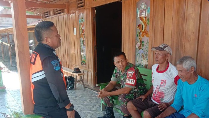 Warga Blora penyelamat kereta api Jamin dan Sarmo saat ditemui petugas.