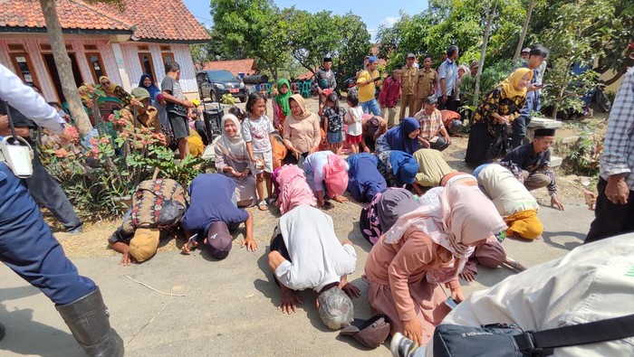 Warga Desa Cangal Sujud Syukur hak atas tanahnya kini diakui