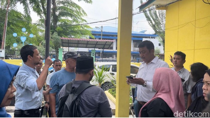 Warga Jalan Karantina geruduk Kantor Camat Medan Timur (Kartika Sari/detikcom)
