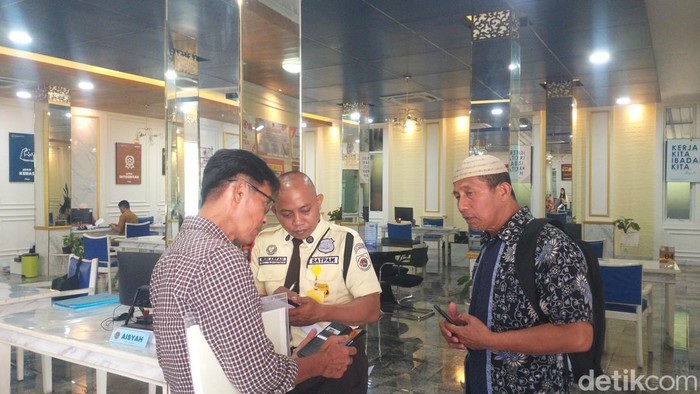 Warga mengeluhkan antrean pelayanan BPN Makassar.