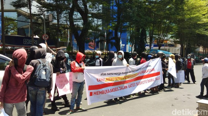 Warga terdampak penutupan Jalan Gatot Subroto Baru Makassar demo di Balai Kota Makassar.
