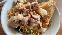Oh ya, di sini juga menyediakan mie instan sebagai pengganti mie atau bihun. Menu ini diadakan karena dulunya banyak pelanggan Big Top yang pesan mie instan. Foto: detikFood