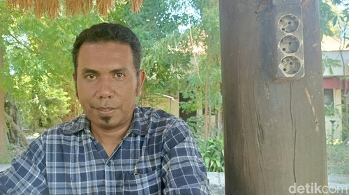 Yohanes Tamonob ketika diwawancarai di Kupang, Provinsi NTT. (Simon Selly/detikBali)