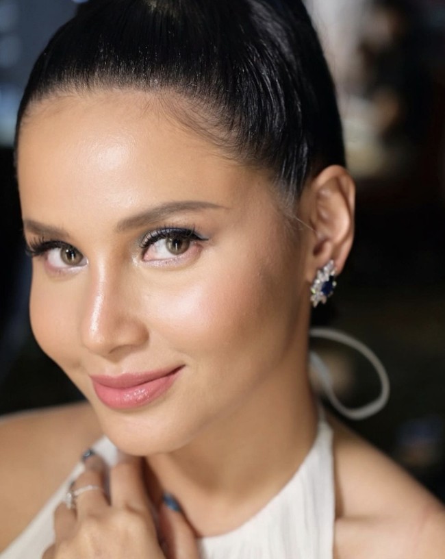 Riasan icing silver dan lipstik pink muda yang diberikan oleh makeup artist terkenal, Ryan Ogilvy, membuatnya terlihat anggun dan elegan. Foto: dok. Instagram @yunitasiregar