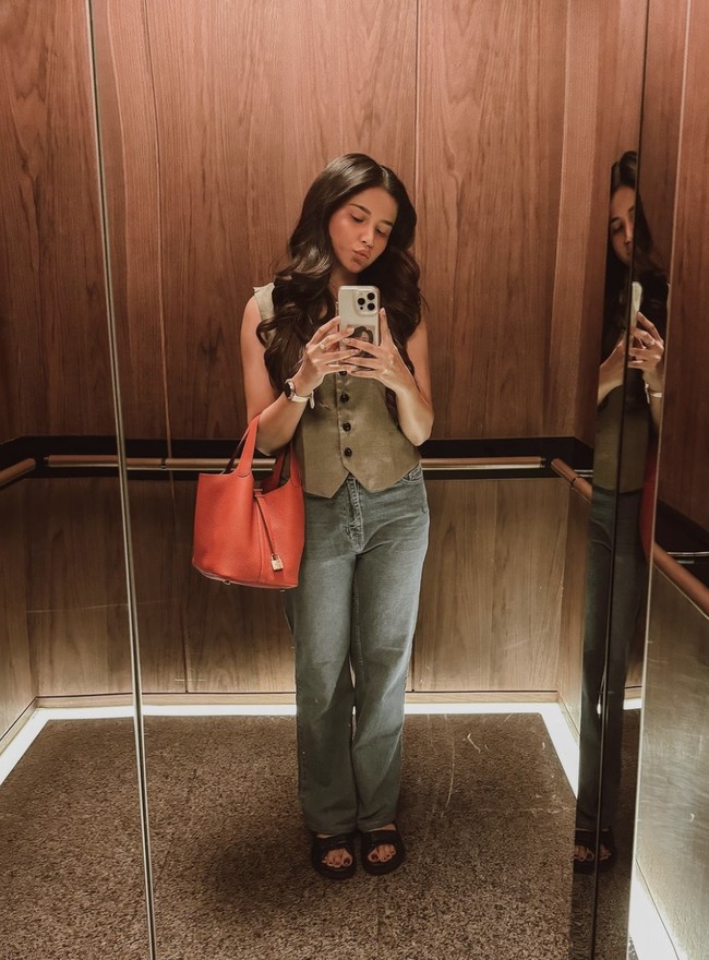 Dalam kehidupan sehari-hari, Yunita juga sering tampil fashionable. Di beberapa kesempatan, ia terlihat mengenakan pakaian-pakaian modis, seperti vest coklat yang dipadukan dengan celana jeans dan tas Hermes Picotin yang elegan. Foto: dok. Instagram @yunitasiregar