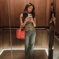 Dalam kehidupan sehari-hari, Yunita juga sering tampil fashionable. Di beberapa kesempatan, ia terlihat mengenakan pakaian-pakaian modis, seperti vest coklat yang dipadukan dengan celana jeans dan tas Hermes Picotin yang elegan. Foto: dok. Instagram @yunitasiregar