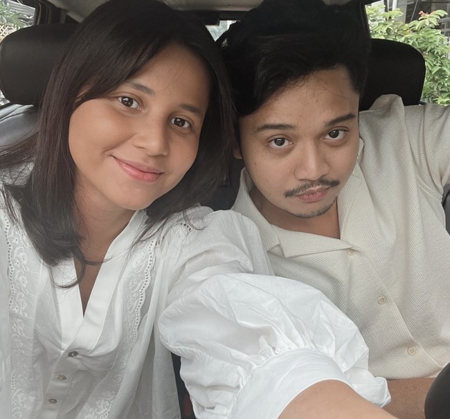 Yunita Siregar, yang memerankan karakter Kaluna, tampil sederhana sepanjang film, sesuai dengan kehidupan frugal yang dijalani karakternya. Dalam sebagian besar adegan, Yunita tampak berbusana sederhana dan tanpa riasan, memperkuat kesan realistis dari tokoh Kaluna. Derby Romero, sebagai lawan main Yunita, ikut mendukung kuatnya dinamika cerita. Foto: dok. Instagram @yunitasiregar