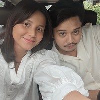 Yunita Siregar, yang memerankan karakter Kaluna, tampil sederhana sepanjang film, sesuai dengan kehidupan frugal yang dijalani karakternya. Dalam sebagian besar adegan, Yunita tampak berbusana sederhana dan tanpa riasan, memperkuat kesan realistis dari tokoh Kaluna. Derby Romero, sebagai lawan main Yunita, ikut mendukung kuatnya dinamika cerita. Foto: dok. Instagram @yunitasiregar