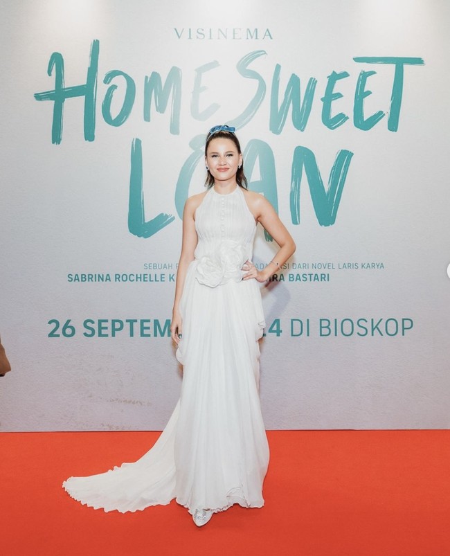Namun, penampilan asli Yunita Siregar di luar layar bikin pangling. Pada Gala Premiere film Home Sweet Loan yang digelar September lalu, Yunita tampil memukau dengan gaya yang sangat berbeda dari karakternya di film. Foto: dok. Instagram @yunitasiregar