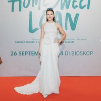Namun, penampilan asli Yunita Siregar di luar layar bikin pangling. Pada Gala Premiere film Home Sweet Loan yang digelar September lalu, Yunita tampil memukau dengan gaya yang sangat berbeda dari karakternya di film. Foto: dok. Instagram @yunitasiregar