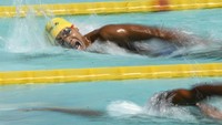 Atlet para renang Jakarta Rafi Syafar (kiri) beradu kecepatan dengan atlet Sulawesi Selatan Muhammad Fuad Arafah (kanan) pada final nomor 400 meter gaya bebas putra klasifikasi S14 Peparnas XVII Solo 2024 di Kolam Renang Intanpari, Karanganyar, Jawa Tengah, Senin (7/10/2024). Medali emas diraih atlet Jakarta Rafi Syafar dengan catatan waktu 4 menit 53,89 detik yang mencatatkan rekor nasional, medali perak diraih atlet Sulsel Muhammad Fuad Arafah dengan catatan waktu 5 menit 2,55 detik dan perunggu diraih atlet Jabar Ramadoni dengan waktu 5 menit 5,78 detik. ANTARA FOTO/Hafidz Mubarak A.