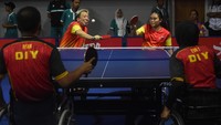 Petenis meja ganda campuran Jawa Tengah Andri Budi (kedua kiri) dan Agustiningsih (kedua kanan) mengembalikan bola ke arah lawannya petenis meja DI Yogyakarta Riyan Hadi (kiri) dan Eva (kanan) pada penyisihan tenis meja kursi roda T10 Peparnas XVII Solo 2024 di GOR Bung Karno, Sukoharjo, Jawa Tengah, Senin (7/10/2024). Andri Budi dan Agustiningsih menang dengan skor 3-2. ANTARA FOTO/Aloysius Jarot Nugroho.
