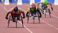 Atlet balap kursi roda Jawa Tengah Gunari Eko Sandiko (kiri) beradu kecepatan dengan atlet Kalimantan Selatan Miswandi (tengah) dan atlet Sulawesi Barat Saparuddin (kanan) pada final 100 meter klasifikasi 52-53 Peparnas XVII Solo 2024 di Stadion Sriwedari, Solo, Jawa Tengah, Senin (7/10/2024). Gunari Eko Sandiko meraih medali emas usai mencatatkan waktu 17,10 detik. ANTARA FOTO/Hafidz Mubarak A.