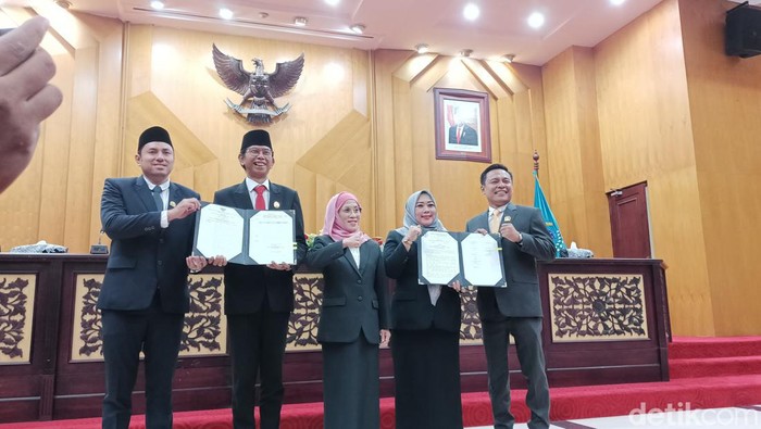 4 pimpinan DPRD Kota Surabaya
