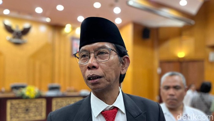 Adi Sutarwijono kembali menjadi Ketua DPRD Surabaya