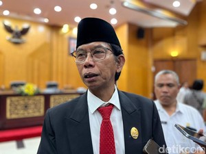 Adi Sutarwijono Kembali Jadi Ketua DPRD Surabaya