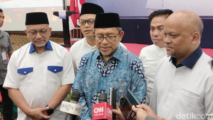 Ahmad Heryawan atau Aher (tengah, batik biru) dikukuhkan jadi Ketua Tim Pemenangan paslon Ahmad Syaikhu-Ilham Habibie.