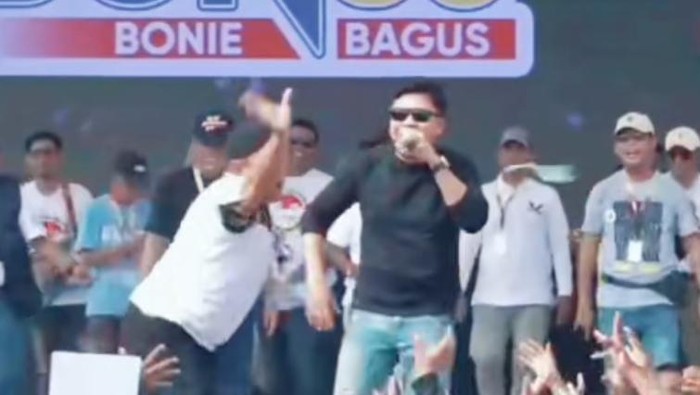 Aksi sebar uang saat kampanye salah satu paslon di Pilwali Madiun