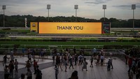 Pacuan kuda di pulau tersebut selalu harus berjuang dengan kebutuhan akan lahan. Singapore Sporting Club, yang didirikan oleh pedagang Skotlandia William Henry Macleod Read, mengadakan kompetisi pertamanya di Farrer Road, di utara pusat kota, pada 1843, saat negara tersebut masih menjadi koloni Inggris. Peristiwa tersebut merupakan peristiwa yang sangat penting sehingga ditetapkan sebagai hari libur umum.  