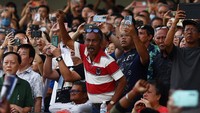 Di bawah langit mendung, kotak-kotak VIP ber-AC penuh dengan penggemar, sosialita, dan ekspatriat; sementara lapangan dan aula taruhan di bawahnya sebagian besar menampung para penjudi pacuan kuda generasi tua. Matahari bersinar untuk balapan terakhir, Grand Singapore Gold Cup terakhir.  