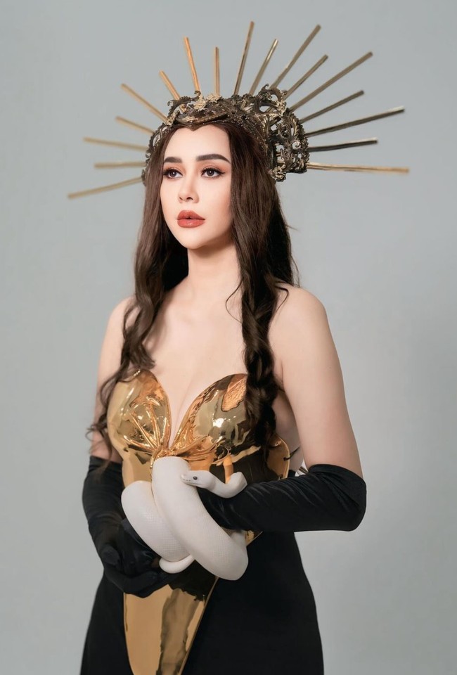 Tak sedikit yang pangling melihat penampilan baru Aura Kasih. Bahkan tak sedikit netizen yang sampai menduga jika wanita 37 tahun itu mungkin telah menjalani oplas pada wajahnya. Foto: Instagram/@aurakasih