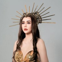 Tak sedikit yang pangling melihat penampilan baru Aura Kasih. Bahkan tak sedikit netizen yang sampai menduga jika wanita 37 tahun itu mungkin telah menjalani oplas pada wajahnya. Foto: Instagram/@aurakasih