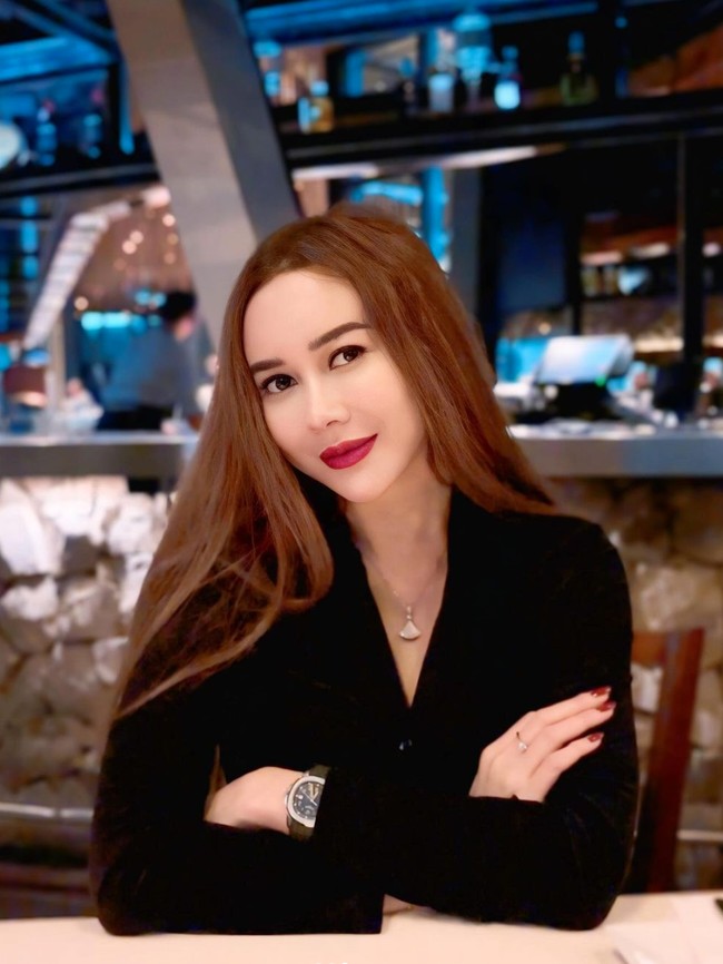 Hidung Aura Kasih kini dinilai lebih mancung dari sebelumnya. Hal itu yang membuat beberapa netizen menduga jika Aura Kasih mungkin telah menjalani prosedur operasi plastik, seperti yang banyak dijalani oleh para artis. Foto: Instagram/@aurakasih