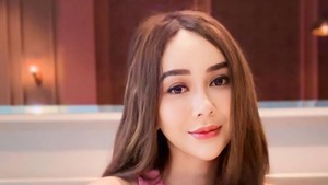 Aura Kasih menutup komentar dengan santai, mengatakan ia cuma ingin mensyukuri wajahnya yang sudah ada. Foto: Instagram/@aurakasih