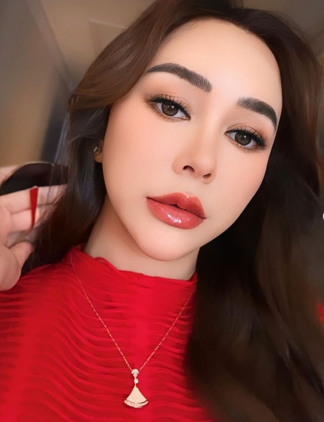 Aura Kasih sendiri belum buka suara terkait gosip yang menyebut dirinya menjalani operasi plastik. Selama ini Aura sendiri memang dikenal sebagai salah satu penyanyi tanah air yang memiliki paras menawan dan body goals idaman para wanita. Foto: Instagram/@aurakasih