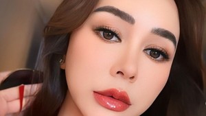 Menurutnya, kegagalan oplas bisa terjadi kapan saja sehingga ia memilih bermain aman. Foto: Instagram/@aurakasih