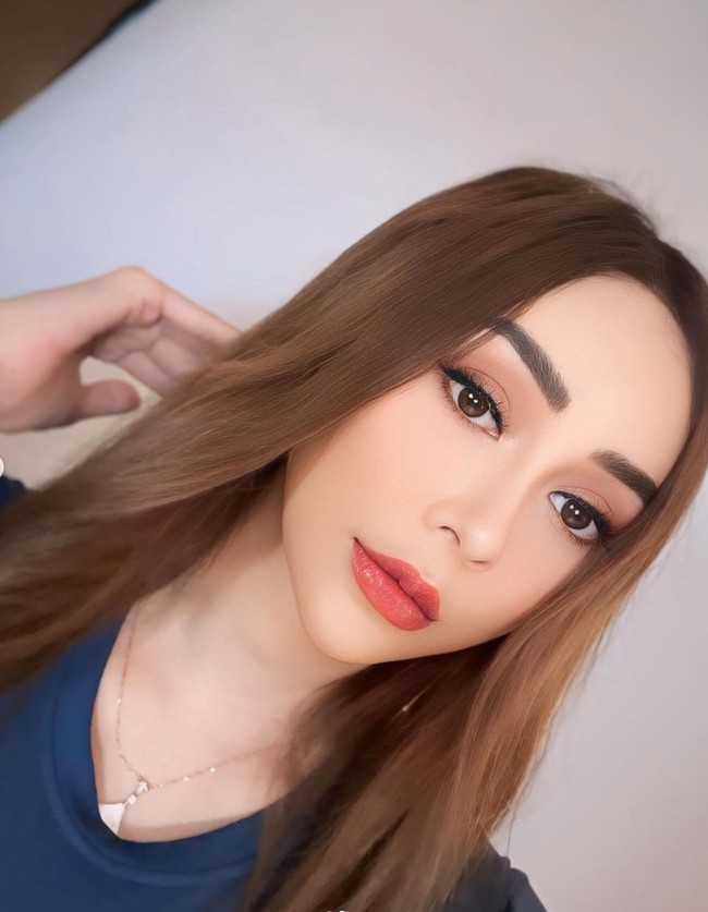 Di akun Instagram pribadinya Aura Kasih juga kerap membagikan foto-foto wajahnya dari dekat. Tak hanya hidung yang makin mancung, wajahnya pun kini tampak semakin tirus dan bibirnya lebih bervolume. Foto: Instagram/@aurakasih